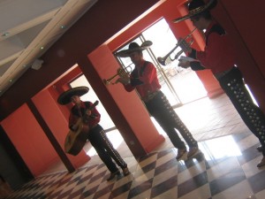 Mariachi Juarez Anuncios de arte, joyas, cosas valiosas en Santiago |  Cante y encante con un regalo original mariachi juarez 88690906, Mariachi juarez, serenatas a domicilio