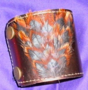 maria ana - inga dise&ntilde;os Anuncios de arte, joyas, cosas valiosas en Vitacura |  brazaletes con plumas, brazalete tipo romano con aplicaciones en plumas naturales